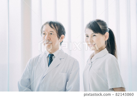 Middle-aged and older medical staff (without doctors, nurses, masks) 82143860