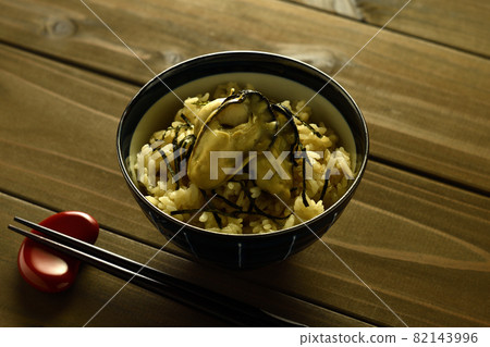 Rice cooked with oysters 82143996
