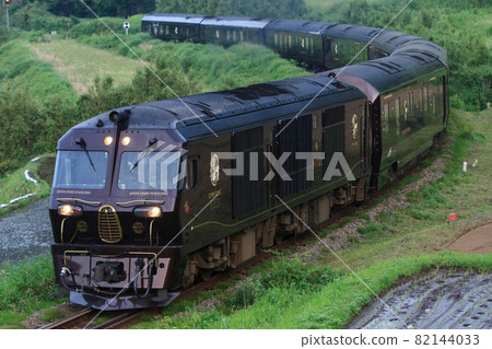 "Nana Stars in Kyushu" (JR Kyushu) running near Tateno on the Hohi Main Line 82144033