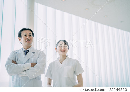 Middle-aged and elderly medical staff (doctor, nurse, 2 people) 82144220