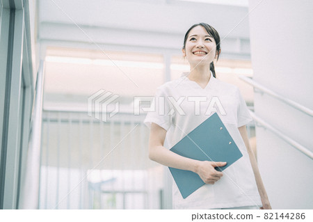 Medical staff working in the hospital Medical staff working in the hospital 82144286