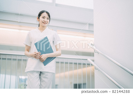 Medical staff working in the hospital 82144288