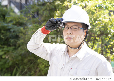 Workers putting their hands on the helmet Workers putting their hands on the helmet 82144476