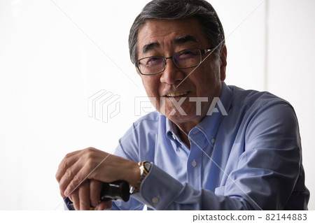 Senior male with a cane 82144883