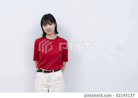 穿著紅色 t 恤的清爽女人 穿著紅色 t 恤的清爽女人 82145137