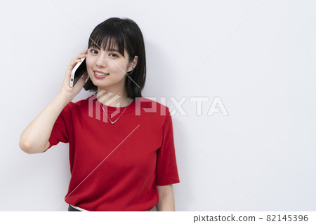 Woman using a smartphone 82145396