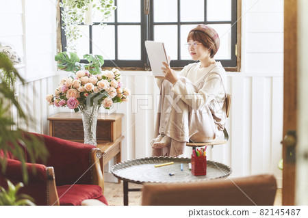 畫畫的藝術女人 82145487