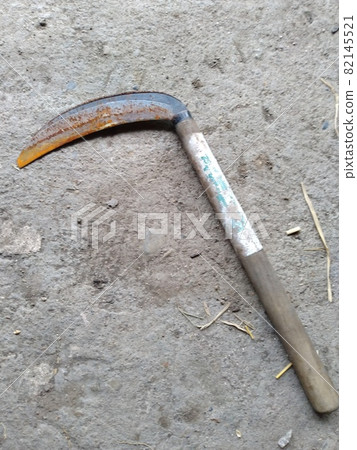 生鏽的鐮刀 生鏽的鐮刀 82145521