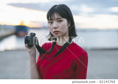 Camera girls shooting the city 82145768