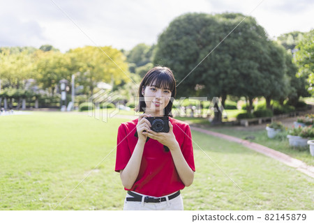 Camera girls shooting the city 82145879