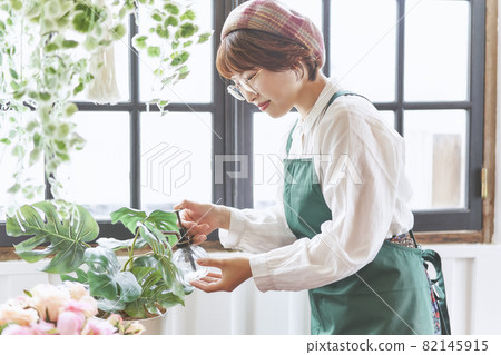 Florist cafe woman Florist cafe woman 82145915