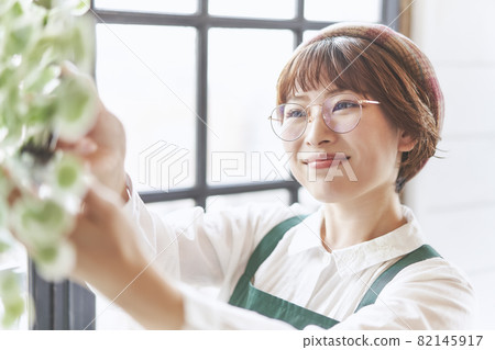 Florist cafe woman Florist cafe woman 82145917