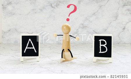 娃娃和 2 個招牌_大理石背景_A 和 B？帶字母 82145931
