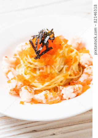 spaghetti creamy with shrimps and shrimp eggs 82146318
