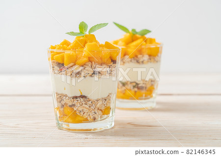 mango yogurt with granola 82146345