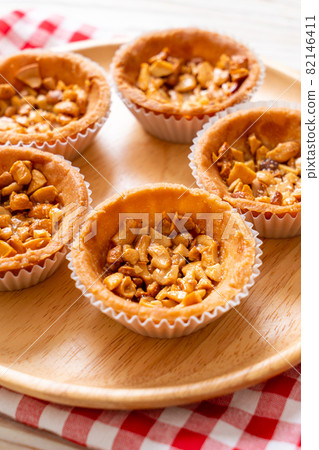 roast cashews nut tart 82146411