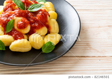 gnocchi in tomato sauce with cheese 82146501