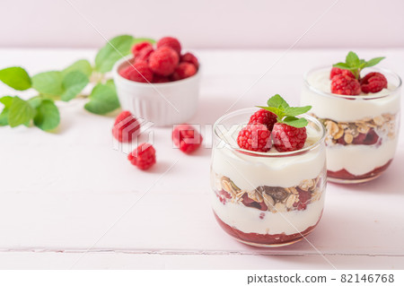 fresh raspberry and yogurt with granola 82146768
