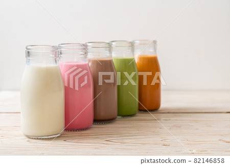 Thai milk tea, matcha green tea latte, coffee, chocolate milk, pink milk and fresh milk in bottle 82146858