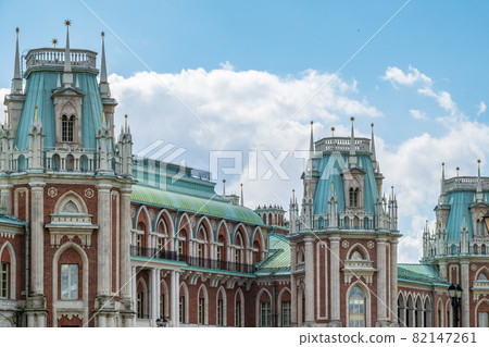 The grand palace in Tsaritsyno park in Moscow on cloudy sky background The grand palace in Tsaritsyno park in Moscow on cloudy sky background 82147261