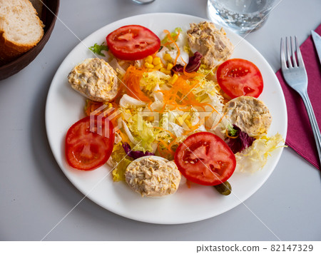 Vegetable salad with stuffed egg halves 82147329