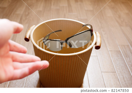 把太陽鏡扔進垃圾桶 82147850