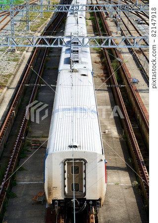 運行在鐵軌上的白色貨運列車 82147918