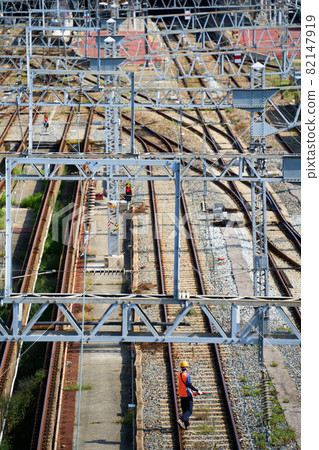 走在鐵軌上的維修人員 82147919