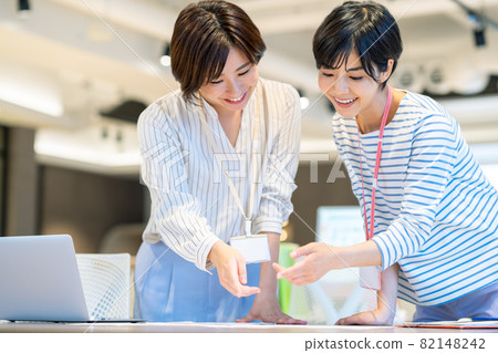 辦公室年輕員工進行調整 拍攝合作：WEEK Shibadaimon（Sun Frontier Fudousan） 82148242