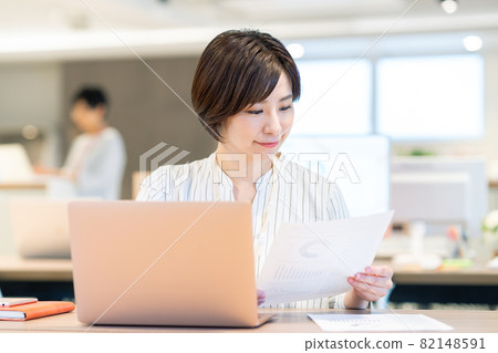 Business woman working in the office Photo cooperation: WEEK Shibadaimon (Sun Frontier Fudousan) 82148591