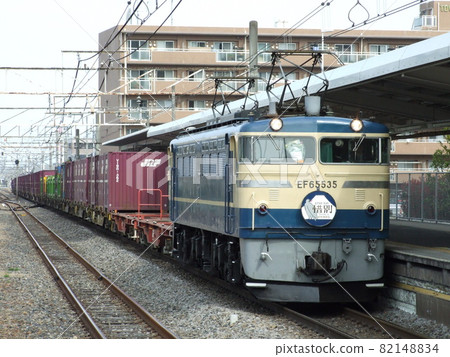 EF65 No.535，拿著告別頭標和花束，最後一次奔跑 82148834