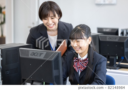 教育形象：在電腦教室上課的女學生和老師拍攝合作：中央工業大學附屬日本語學校 82148984