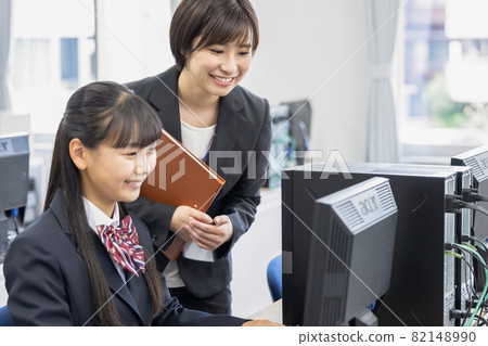 教育形象：在電腦教室上課的女學生和老師拍攝合作：中央工業大學附屬日本語學校 82148990