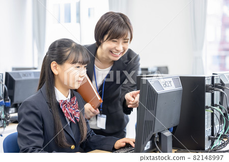 教育形象：在電腦教室上課的女學生和老師拍攝合作：中央工業大學附屬日本語學校 82148997