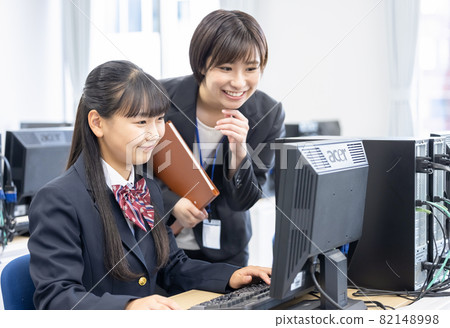 教育形象：在電腦教室上課的女學生和老師拍攝合作：中央工業大學附屬日本語學校 82148998