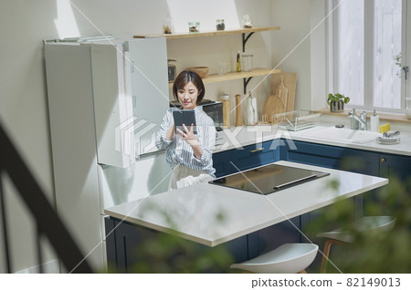 A woman thinking about menus with a recipe app A woman thinking about menus with a recipe app 82149013