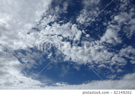 在夏天的雨中出現的藍天和雲彩 在夏天的雨中出現的藍天和雲彩 82149262