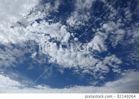 在夏天的雨中出現的藍天和雲彩 在夏天的雨中出現的藍天和雲彩 82149264