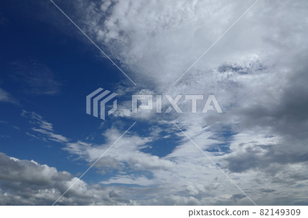 在夏天的雨中出現的藍天和雲彩 82149309