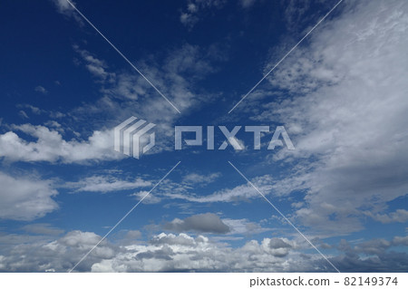 Blue sky and clouds that appeared during the summer rain 82149374