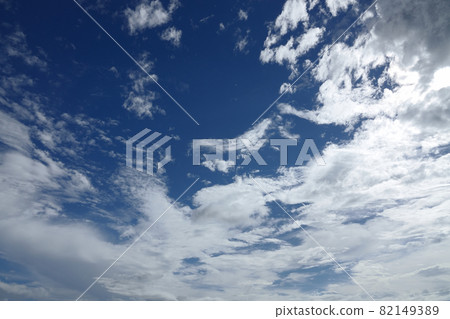 在夏天的雨中出現的藍天和雲彩 82149389