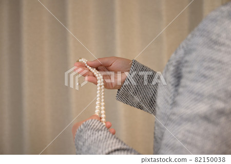 Formal looking woman 82150038