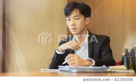 Young asian confidence businessman working at his desk 82150108