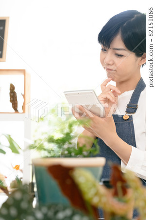 Shop clerk woman Shop clerk woman 82151066