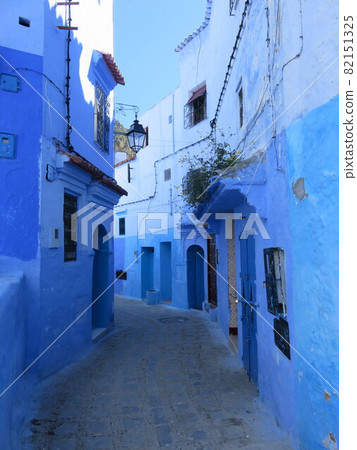 Blue alley in Chefchaouen, Morocco 82151325