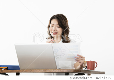 年輕女性遠程辦公遠程工作無線麥克風 82151529