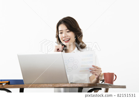 年輕女性遠程辦公遠程工作無線麥克風 82151531