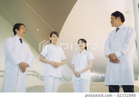 Doctors and nurses working in hospitals (4 people) Doctors and nurses working in hospitals (4 people) 82152898