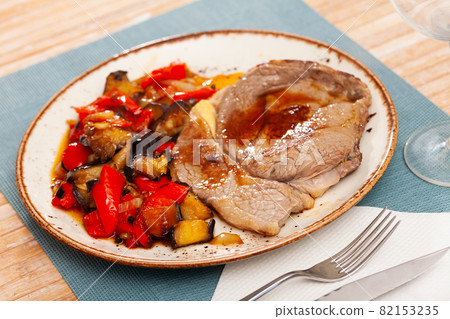 Appetizing beef with gravy and stewed vegetables Appetizing beef with gravy and stewed vegetables 82153235