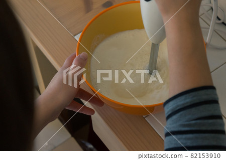 用手持式攪拌機打發奶油 82153910